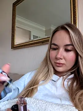 Snapshot of BarbieDolly_x chatting on 23, 10, 2025 BarbieDolly x online show from 23, 10, 2025