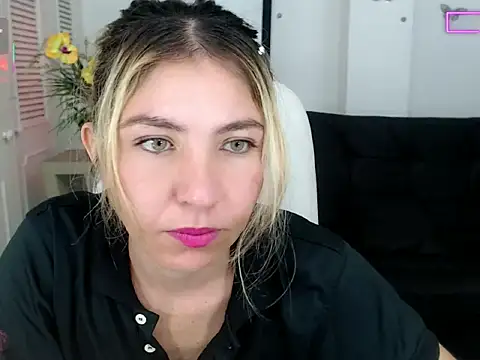 Snapshot of vanessa_21__ chatting on 10, 10, 2025 vanessa 21 online show from 10, 10, 2025