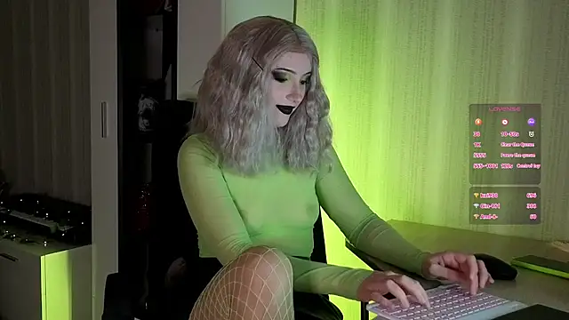 Snapshot of violet-siren-x chatting on 5, 11, 2025 violet-siren-x online show from 5, 11, 2025