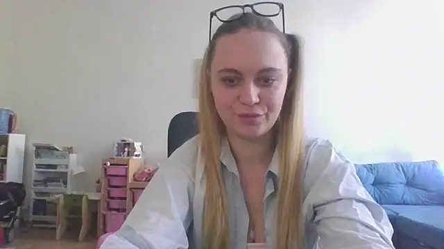 Snapshot of Cynoraye chatting on 4, 2, 2026 Cynoraye online show from 4, 2, 2026