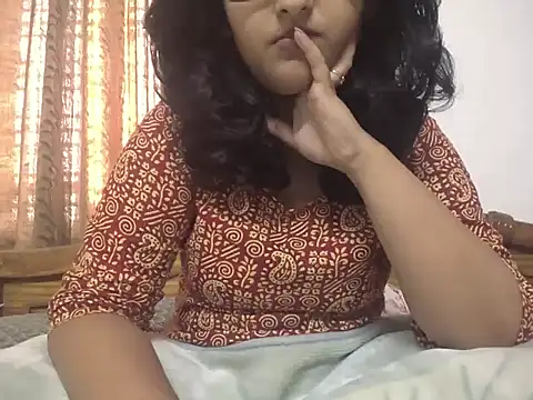 Snapshot of reena_12 chatting on 3, 11, 2025 reena 12 online show from 3, 11, 2025