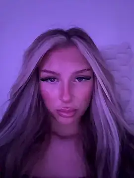Snapshot of blondeeee chatting on 18, 5, 2026 blondeeee online show from 18, 5, 2026