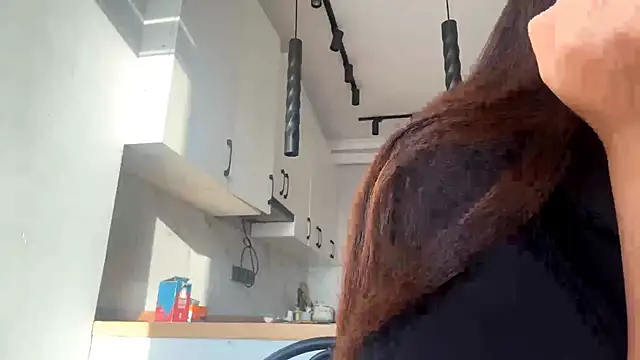 Ur neighbor Kira online show from 6, 10, 2025