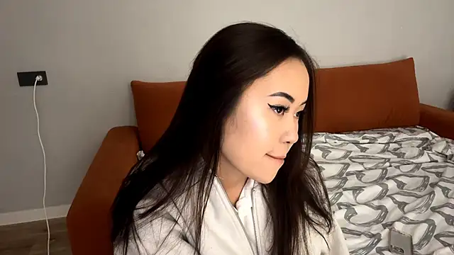 Ur neighbor Kira online show from 3, 11, 2025