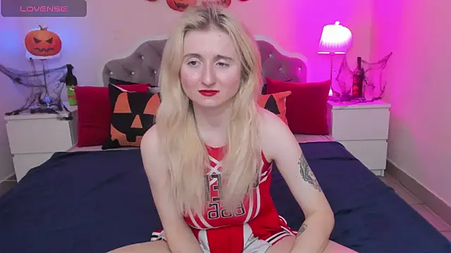 Snapshot of CamillaDreamer chatting on 19, 10, 2025 CamillaDreamer online show from 19, 10, 2025