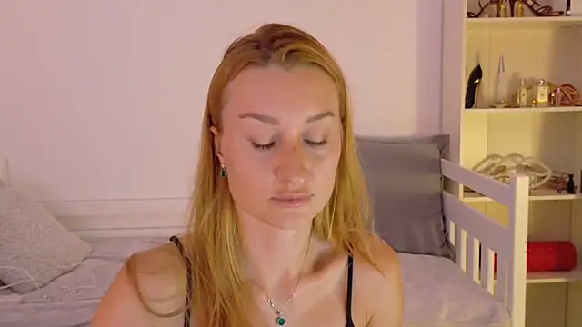 Snapshot of MysticRoxanne chatting on 1, 10, 2025 MysticRoxanne online show from 1, 10, 2025