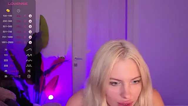 SweetCherryBlonde online show from 10, 10, 2025