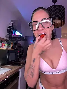 LaPetiteKim online show from 15, 4, 2026