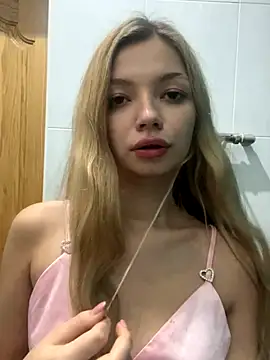 Snapshot of _Siennaaa_ chatting on 28, 10, 2025 Siennaaa online show from 28, 10, 2025