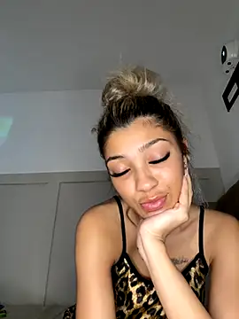 Snapshot of Honeyyyxo chatting on 1, 11, 2025 Honeyyyxo online show from 1, 11, 2025