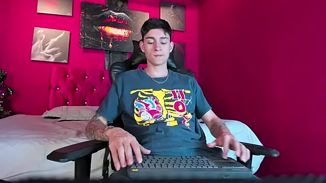 Snapshot of LukeSavagge chatting on 28, 10, 2025 LukeSavagge online show from 28, 10, 2025