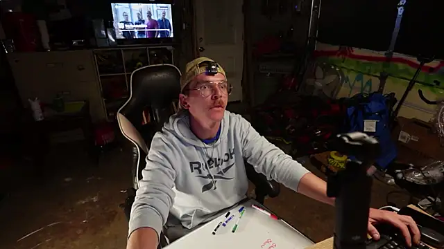 Snapshot of AverageMaleJay chatting on 4, 11, 2025 AverageMaleJay online show from 4, 11, 2025