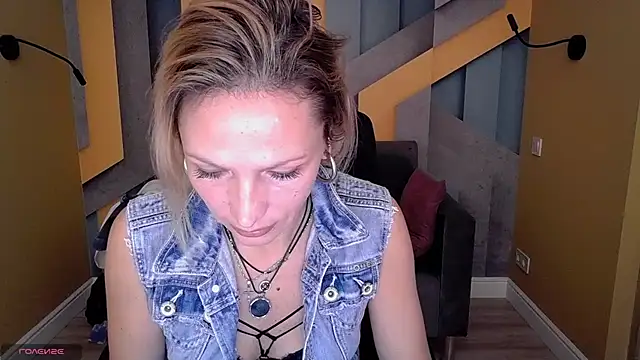 Snapshot of AlinaMoor chatting on 29, 10, 2025 AlinaMoor online show from 29, 10, 2025