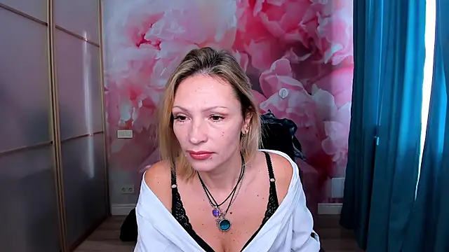 Snapshot of AlinaMoor chatting on 14, 11, 2025 AlinaMoor online show from 14, 11, 2025