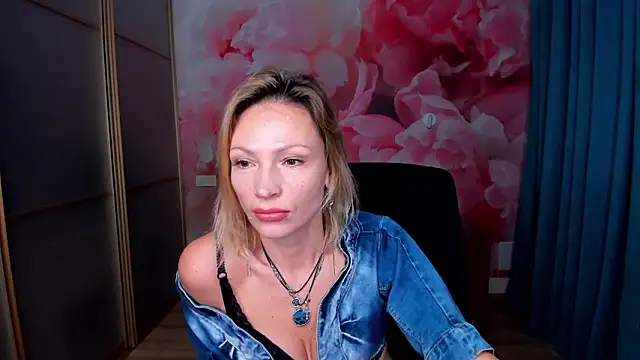 Snapshot of AlinaMoor chatting on 5, 12, 2025 AlinaMoor online show from 5, 12, 2025