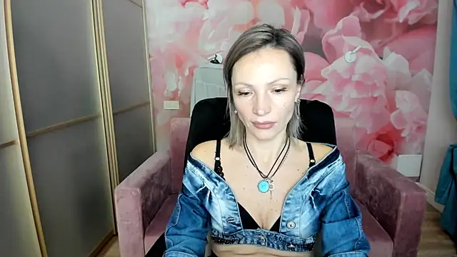 Snapshot of AlinaMoor chatting on 24, 2, 2026 AlinaMoor online show from 24, 2, 2026