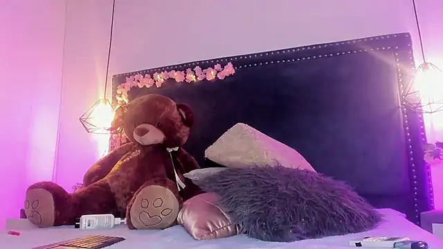 Emma Saylor online show from 13, 4, 2026