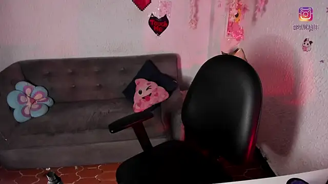 Emilycollei online show from 2, 4, 2026