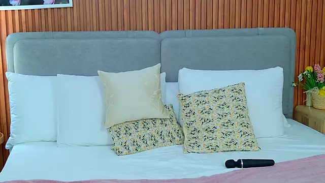 Snapshot of JulliRoss chatting on 9, 4, 2026 JulliRoss online show from 9, 4, 2026