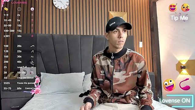 Snapshot of DerryAndIzzy chatting on 25, 10, 2025 DerryAndIzzy online show from 25, 10, 2025