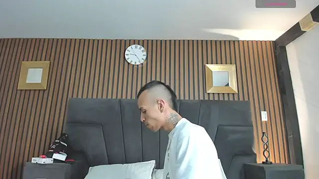 Snapshot of DerryAndIzzy chatting on 13, 11, 2025 DerryAndIzzy online show from 13, 11, 2025