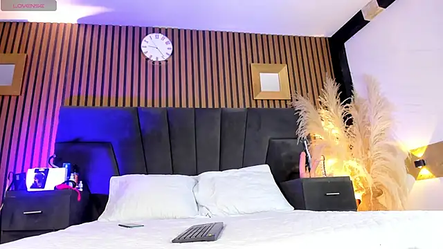 Snapshot of DerryAndIzzy chatting on 19, 12, 2025 DerryAndIzzy online show from 19, 12, 2025