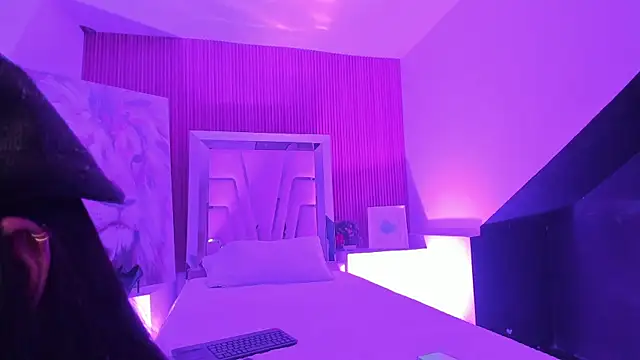DerryAndIzzy online show from 5, 7, 2026