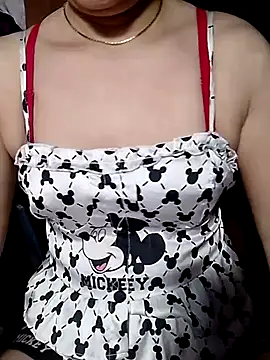 Snapshot of YiyinLy chatting on 17, 7, 2026 YiyinLy online show from 17, 7, 2026