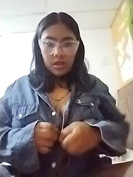 Snapshot of Kira_Lu chatting on 18, 10, 2025 Kira Lu online show from 18, 10, 2025