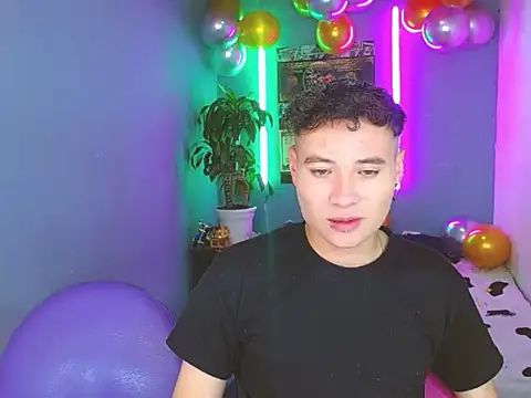 Snapshot of Latin_boysxxxx chatting on 15, 10, 2025 Latin boysxxxx online show from 15, 10, 2025