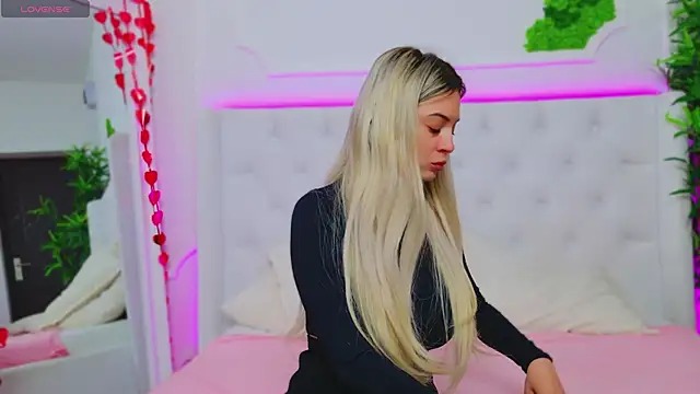 Snapshot of AriannaSins chatting on 28, 2, 2025 AriannaSins online show from 28, 2, 2025