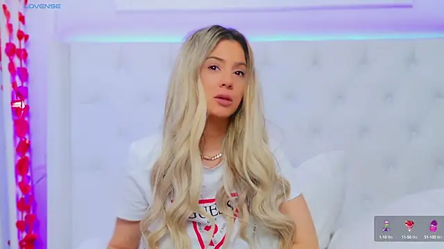 Snapshot of AriannaSins chatting on 8, 3, 2025 AriannaSins online show from 8, 3, 2025