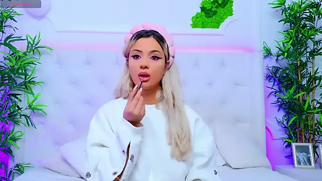 Snapshot of AriannaSins chatting on 1, 10, 2025 AriannaSins online show from 1, 10, 2025