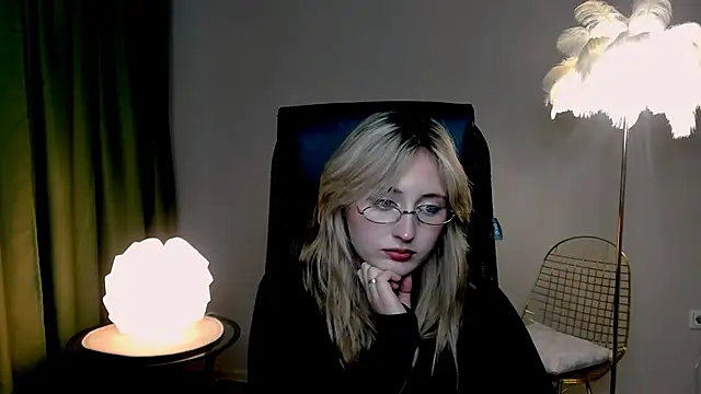 ScarlettScril online show from 17, 10, 2025