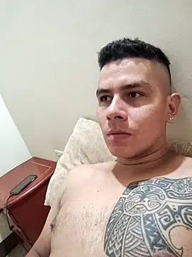 Snapshot of gigant_boy00 chatting on 27, 10, 2025 gigant boy00 online show from 27, 10, 2025