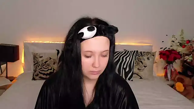 Felicia Herceg online show from 31, 10, 2025