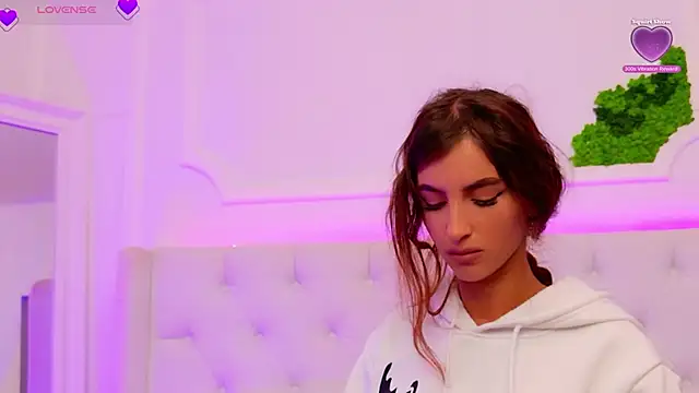 ElisaCharm online show from 15, 4, 2026