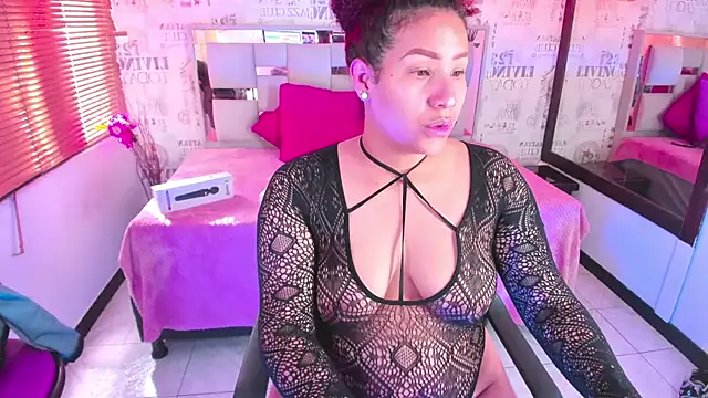 Snapshot of ROZZE_MILA chatting on 28, 2, 2026 ROZZE MILA online show from 28, 2, 2026