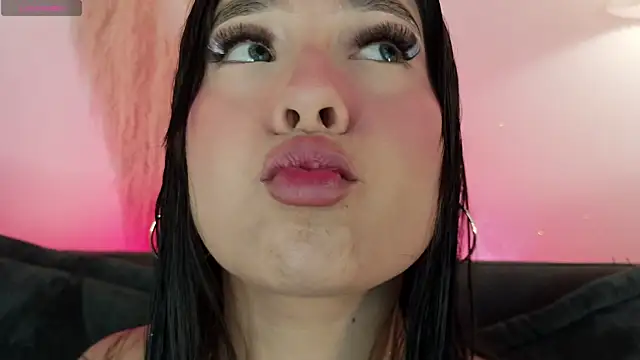 Snapshot of mia_roux1 chatting on 20, 6, 2026 mia roux1 online show from 20, 6, 2026