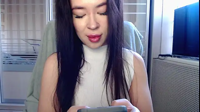 Snapshot of Laura_miss chatting on 4, 11, 2025 Laura miss online show from 4, 11, 2025