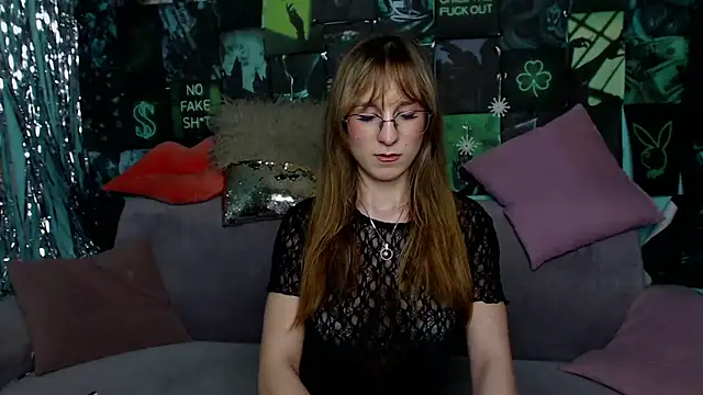 AlishaKellyi online show from 4, 4, 2026