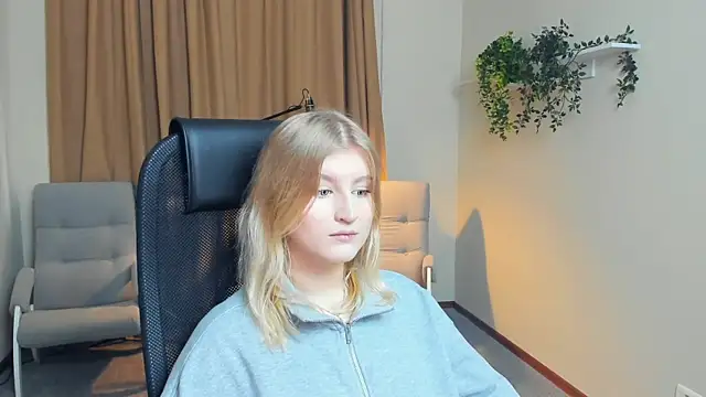 Snapshot of LisaRais chatting on 25, 10, 2025 LisaRais online show from 25, 10, 2025