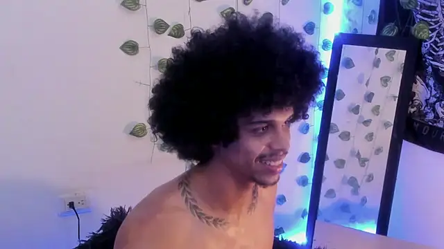 Snapshot of aaron_play chatting on 11, 11, 2025 aaron play online show from 11, 11, 2025