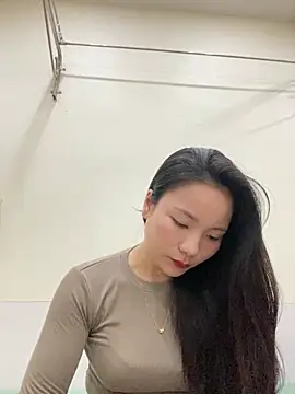 Bee Yellow00 online show from 11, 11, 2025