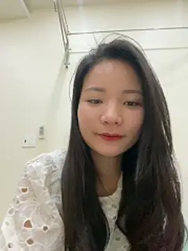 Bee Yellow00 online show from 23, 12, 2025