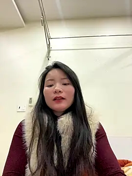 Bee Yellow00 online show from 7, 1, 2026