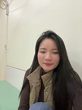 Bee Yellow00 online show from 6, 2, 2026