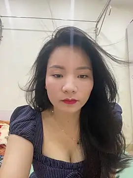 Bee Yellow00 online show from 19, 5, 2026