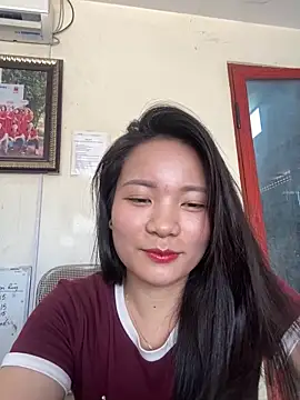 Bee Yellow00 online show from 26, 5, 2026