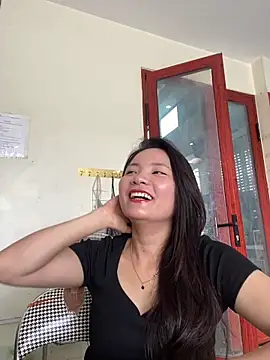 Bee Yellow00 online show from 5, 6, 2026
